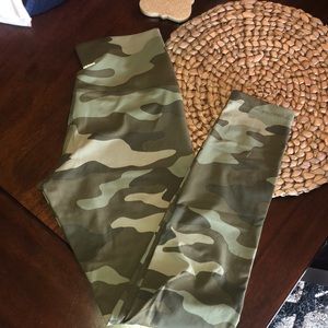 Women’s VS Pink camo leggings medium NWOT